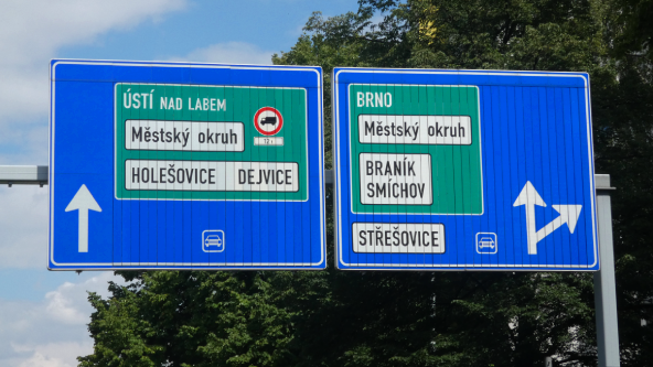 Pohled na svislé velkoplošné lamelové dopravní značení.