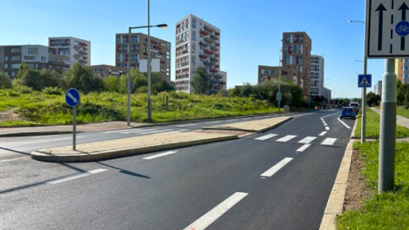 Pohled na zrekonstruovanou pražskou komunikaci s nově vyznačeným vodorovným dopravním značením.