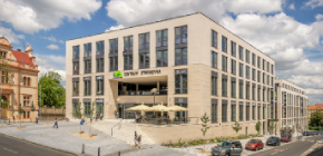 Pohled z ulice na obchodní centrum Stromovka v pražských Holešovicích.