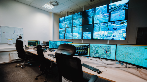 Pohled na panel obrazovek a monitory na Centrálním dispečinku TSK