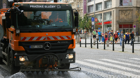 Vůz Pražských služeb během čištění silnice na Václavském náměstí v Praze.