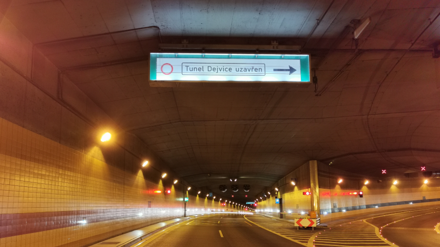 Pohled na prázdný tunel Blanka s cedulí s nápisem "Tunel Dejvice uzavřen".