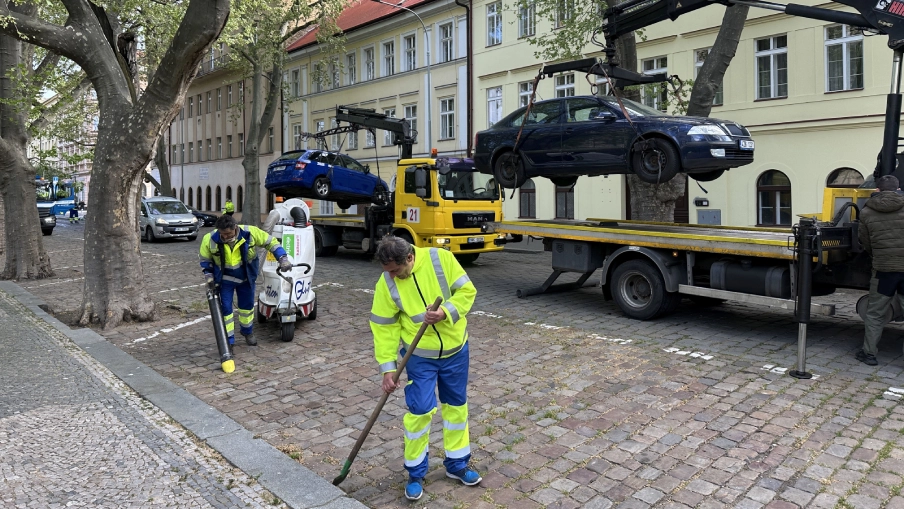 Blokové čištění ulic v Praze.