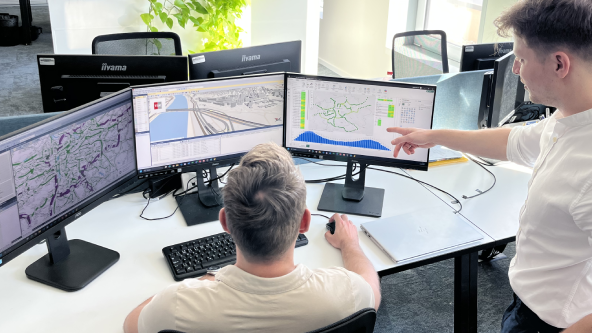 Dopravní inženýři TSK sledují na monitorech modely dopravy v Praze.
