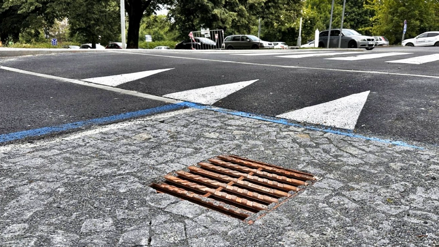 Nově zrekonstruovaná komunikace s uliční vpustí.