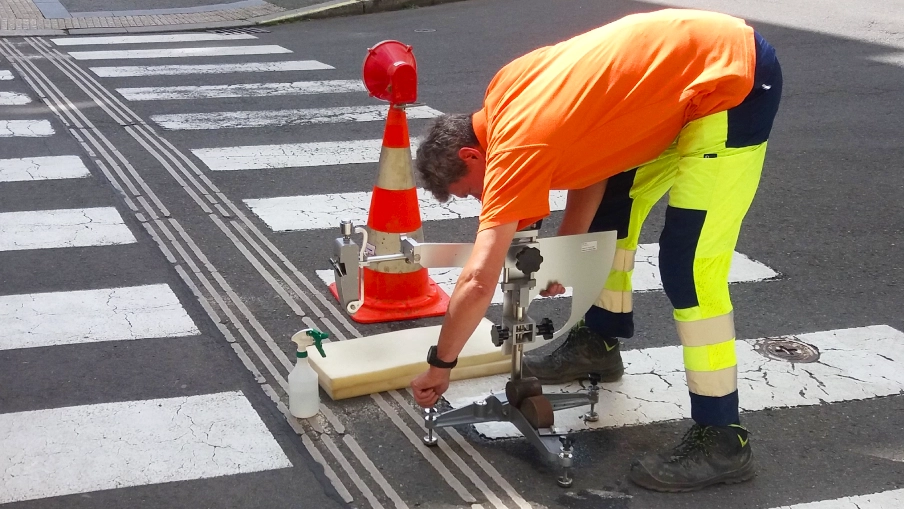Technik provádí kontrolu povrchu komunikace pomocí kyvadla PTV.