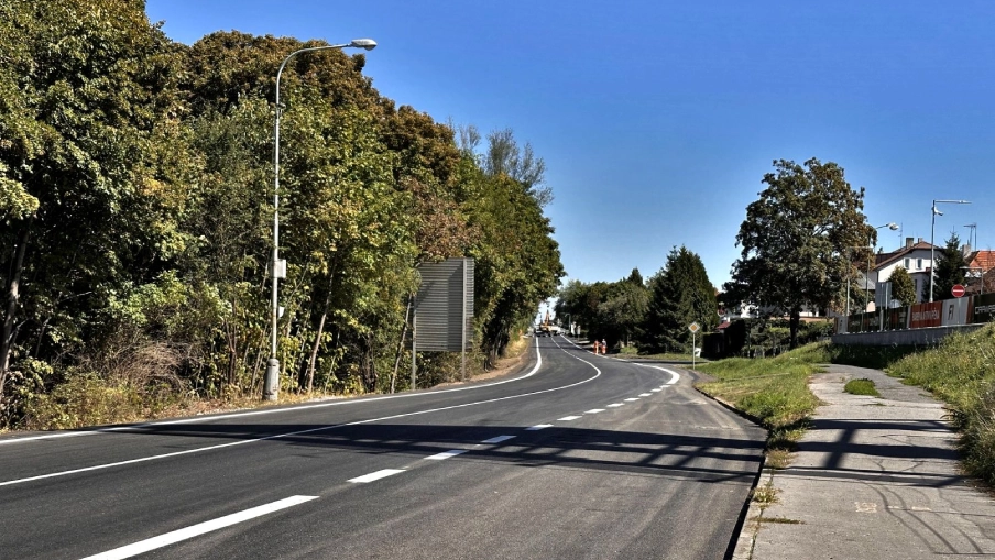 Pohled na nově zrekonstruovanou ulici Karlovarská v Praze.