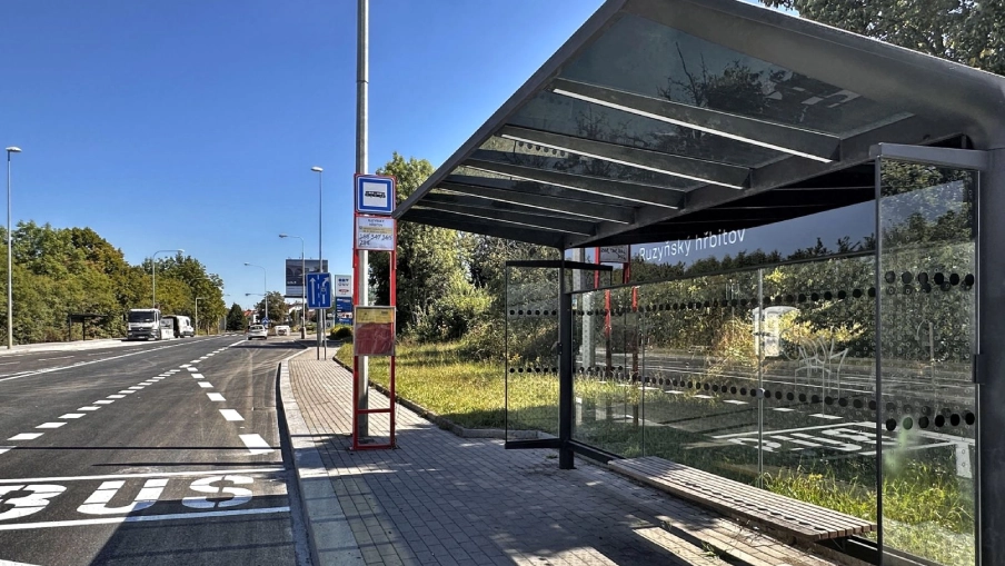 Pohled na nově zrekonstruovanou ulici Karlovarská v Praze.