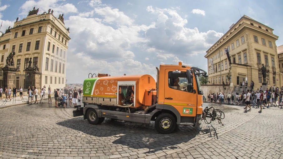 Kropící vůz Pražských služeb na Hradčanském náměstí v Praze.