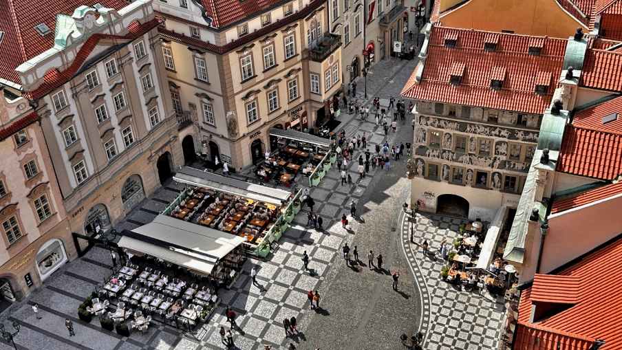 Letecký záběr na Staroměstské náměstí v Praze s předzahrádkami.