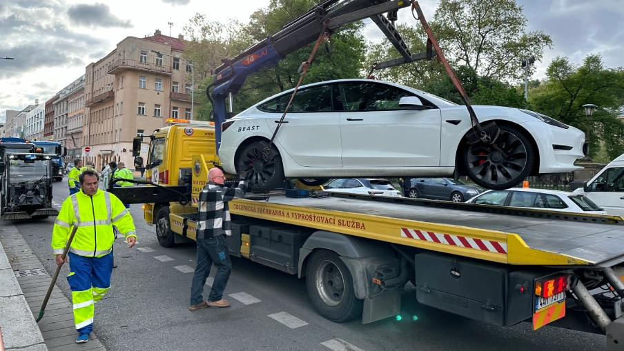 Zdvih auta v rámci podzimního blokového čištění ulic v Praze.