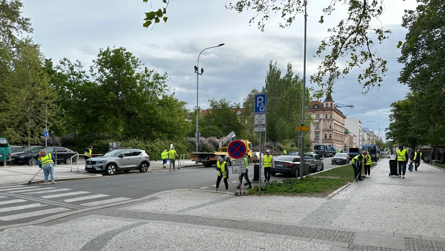 Podzimní blokové čištění ulic v Praze.