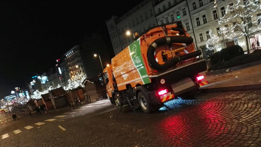 Čistící vůz Pražských služeb provádí novoroční úklid na Václavském náměstí v Praze.
