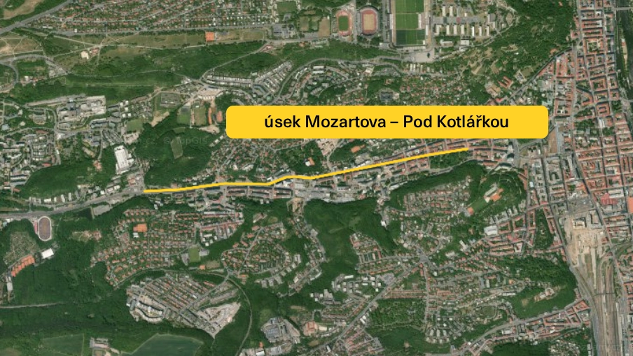 Letecký pohled na Plzeňskou ulici v Praze s vyznačeným opravovaným úsekem.