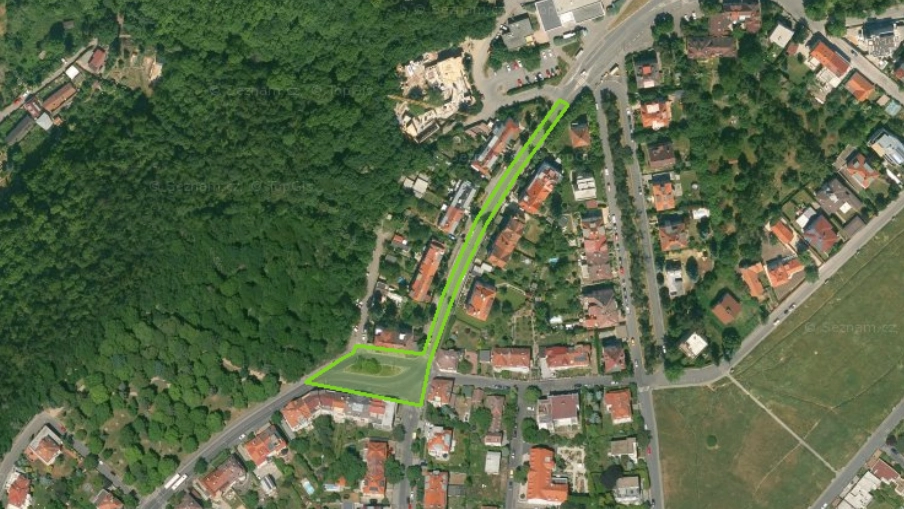 Letecký pohled na Šáreckou ulici v Praze s vyznačeným opravovaným úsekem.