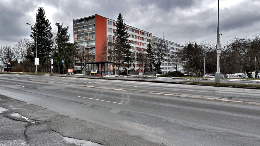 Ďáblická ulice v Praze před rekonstrukcí.