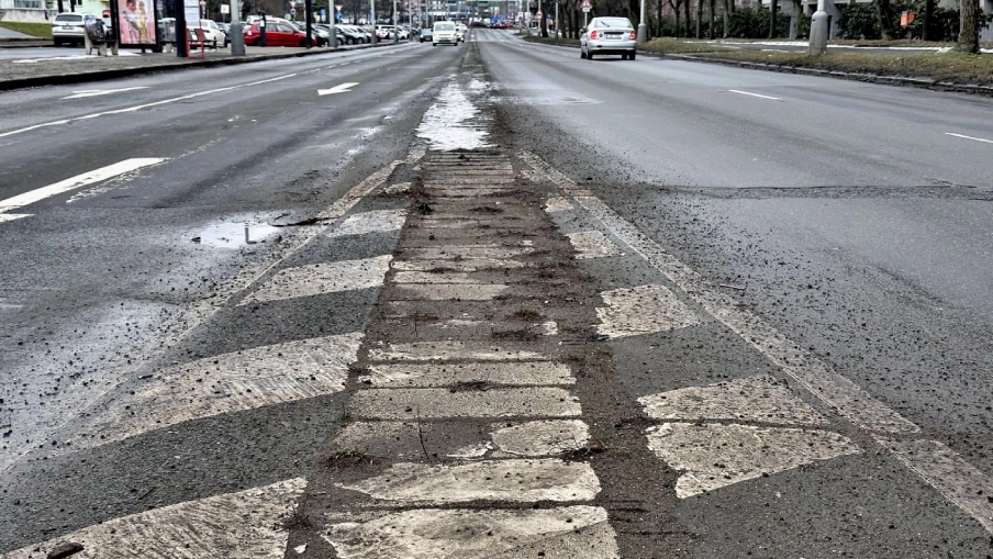 Ďáblická ulice v Praze před rekonstrukcí.