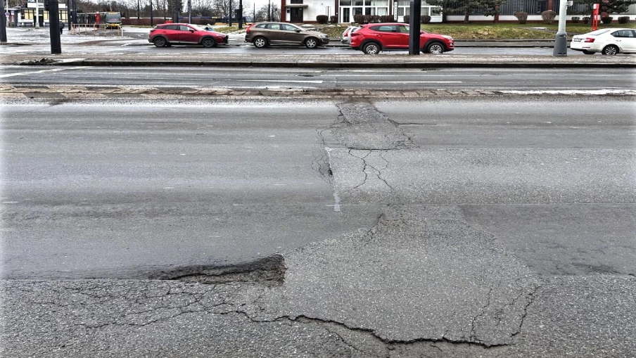 Ďáblická ulice v Praze před rekonstrukcí.