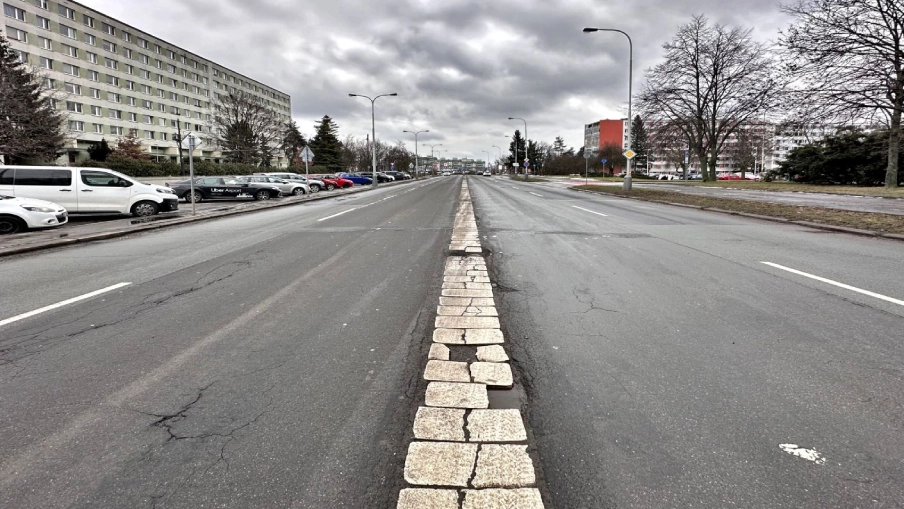 Ďáblická ulice v Praze před rekonstrukcí.