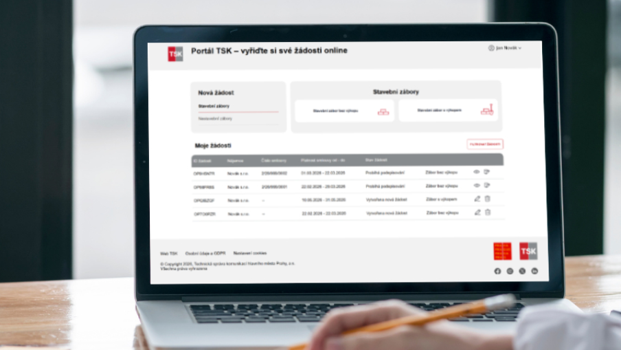 Notebook, kde je na displeji zobrazen Portál TSK pro online vyřízení žádostí o zábor u TSK.