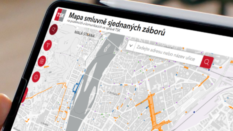 Tablet, kde je na displeji zobrazena mapová aplikace smluvně sjednaných záborů u TSK.