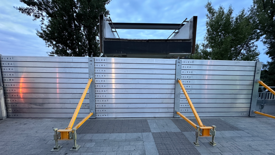 Zkušební zdvih lávky HolKa v Praze.