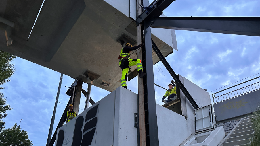 Zkušební zdvih lávky HolKa v Praze.