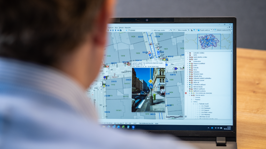 Muž sedí u notebooku, kde je na displeji zobrazena mapová aplikace CDSw.