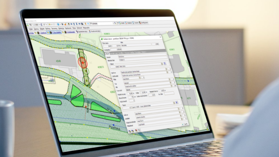 Pohled na notebook na stole, kde je na displeji zobrazena mapová aplikace CDSw.