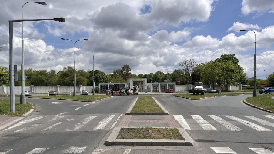 Křižovatka Ďáblická x Žernosecká v Praze před rekonstrukcí.