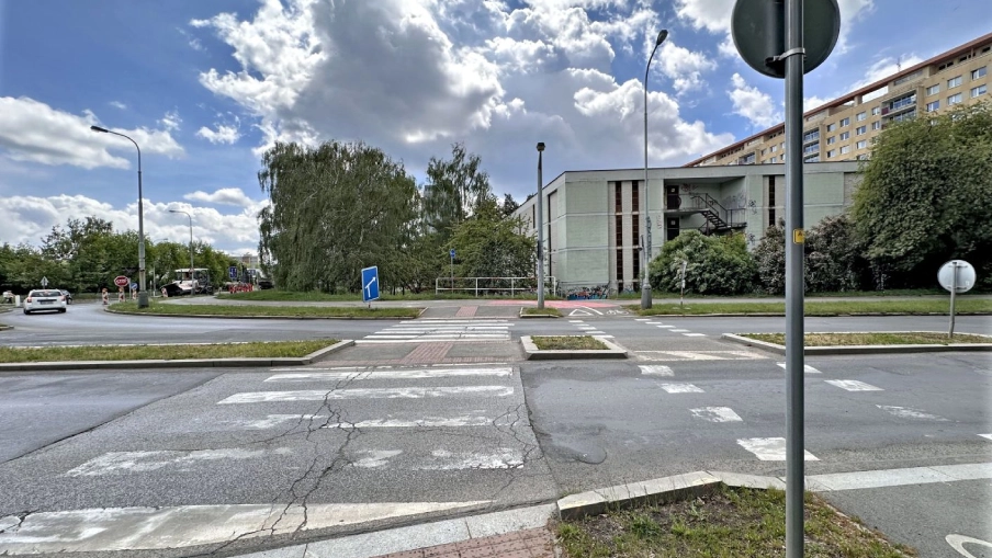 Křižovatka Ďáblická x Žernosecká v Praze před rekonstrukcí.