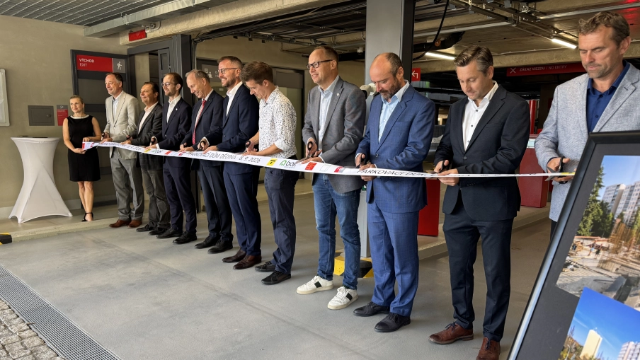 Stříhání pásky při slavnostním otevření nového parkovacího domu Dědina v Praze 6.