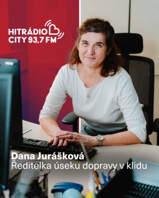 🚗 Nové možnosti parkování v Praze? Zjistěte, co se chystá.

O plánech mluvila Dana Jurášková, ředitelka úseku dopravy v klidu v TSK, která byla hostem Lucie Daňkové v pořadu CITY DRIVE na @hitradiocity937.

V rozhovoru představila zásadní projekty, které uleví pražským ulicím:

🏗️ Strategický rozvoj P+R parkovišť: město intenzivně pracuje na záchytných parkovištích. Ve výstavbě je nyní P+R Opatov a v přípravě jsou další klíčové projekty jako P+R Depo Hostivař nebo Zličín.

🅿️ Nové místo pro rezidenty: byl zahájen prodej stání v novém parkovacím domě Dědina s kapacitou 274 míst. Přednost v rezervacích mají místní obyvatelé.

⚡ Novinky pro elektromobily od 1. ledna 2026: vozidla s EL značkou už nebudou mít parkování zdarma. Zapojí se také do systému placeného stání, kdy bezemisní auta získají nárok na 50% slevu.

🎧 Další podrobnosti a plány na rok 2026 si můžete poslechnout v celém rozhovoru na webu rádia. 

#TSKPraha #TSK #Praha #HitradioCity #CityDrive #rozhovor #radio #dopravaPraha