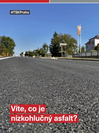 Víte, co je nízkohlučný asfalt? 🤔
Možná jste si při jízdě Praha všimli, že v některých ulicích zvuk kol najednou „ztichne“. Není to kouzlo, ale speciální nízkohlučný asfalt. Pokládáme ho tam, kde chceme ulevit lidem v husté zástavbě a kde to dává smysl i z hlediska provozu. 🚗

🔇 Jak funguje?
Na rozdíl od běžného asfaltu má tento povrch vysokou mezerovitost – funguje trochu jako pevná houba plná drobných pórů. Zvuk od pneumatik se v nich tlumí, místo aby se odrážel do okolí. Díky tomu může být hluk nižší o 3 až 6 decibelů, které pocitově snižují hluk v ulici na polovinu. 

🧼 Proč je důležité jeho čištění?
Aby zůstal účinný, musí mít póry volné. Pokud se zanášejí prachem a nečistotami, efekt se snižuje. Proto používáme speciální techniku, která vozovku pod tlakem vyčistí a nečistoty rovnou odsaje.

#TSK #Praha