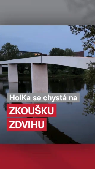 🏗️ Štvanická lávka zvaná HolKa se chystá na zkoušku zdvihu!
Oblíbená spojnice mezi Holešovicemi a Karlínem projde v květnu pravidelnou technickou údržbou a prověrkou protipovodňové ochrany. Abychom zajistili její stoprocentní funkčnost, čeká nás i zkušební zdvih konstrukce do výšky 3,2 metru.

Tento unikátní proces trvá zhruba 17 minut a je klíčový pro ochranu lávky i Prahy v případě zvýšené hladiny Vltavy. 🌊

⚠️ Kdy bude lávka uzavřena pro chodce a cyklisty?
Abychom vás co nejméně omezili, práce proběhnou v nočních hodinách:
1️⃣ Přípravná fáze (montáž rámu):
📅 Noc ze 6. 5. na 7. 5. (23:00 – 05:00)
2️⃣ Hlavní kontrola a zkušební zdvih:
📅 Noc ze 16. 5. na 17. 5. (23:00 – 07:30)
3️⃣ Demontáž a odvoz konstrukce:
📅 Noc z 18. 5. na 19. 5. (23:00 – 06:00)

Prosíme, využijte v těchto časech okolní mosty a respektujte dopravní značení. Děkujeme za pochopení – bezpečnost a připravenost naší infrastruktury jsou na prvním místě! 🛠️🏙️