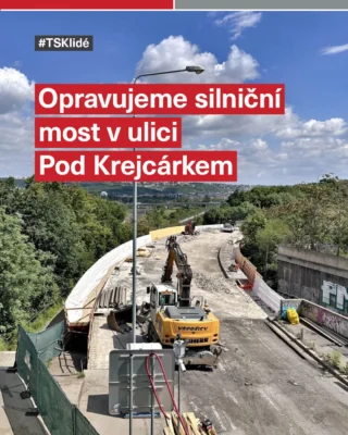 Na Pod Krejcárkem pokračujeme v rozsáhlé rekonstrukci mostu převádějícího komunikaci přes tramvajovou trať mezi Ohradou a Palmovkou. 

O víkendu jsme dokončili instalaci posledních částí podvěsné lávky, která bude sloužit pro přístup a práce na spodní části mostní konstrukce. 👷‍♂️🏗️

V rámci akce kompletně obnovíme mostní svršek, vyměníme izolace, vozovkové vrstvy, mostní závěry i ložiska. Součástí prací jsou také nové římsy, svodidla a odvodnění, rekonstrukce přechodových oblastí a sanace opěr mostu i údržba vnitřních komor nosné konstrukce.

Doprava je nyní v místě stavby vedena jedním pruhem v každém směru, a proto práce pokračují naplno tak, aby bylo možné rekonstrukci dokončit v plánovaném termínu.

Ve 3. etapě rekonstrukce navíc navážeme opravou celé komunikace v ulici Pod Krejcárkem v úseku od křižovatky Jana Želivského × Hartigova až po Pod Krejcárkem × Pod Plynojemem × Novovysočanská.

Celá akce je koordinována také s dalšími stavebními projekty v lokalitě, včetně úprav křižovatky Ohrada. Děkujeme všem za trpělivost během omezení. 🚧

#TSK #Praha
