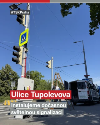 🚦 V ulici Tupolevova instalujeme dočasnou světelnou signalizaci.

Toto opatření souvisí s blížící se rekonstrukcí Kbelské ulice a očekávaným nárůstem dopravy na objízdných trasách. Jednou z nich bude právě Tupolevova.

Možná vás překvapí, že cílem nového semaforu není dopravu zpomalit. Právě naopak.

Přechod pro chodce u zastávky MHD Tupolevova patří mezi velmi frekventovaná místa. Při zvýšeném provozu by zde mohlo docházet k častému přerušování dopravy a tvorbě kolon. Dočasná světelná signalizace proto pomůže lépe koordinovat pohyb chodců i vozidel a přispěje k plynulejšímu a bezpečnějšímu provozu pro všechny účastníky dopravy.

📍 Aktuální informace o rekonstrukci Kbelské i dalších dopravních opatřeních najdete na portálu opravujeme.to.

#kbelska #tupolevova #letnany #tsk