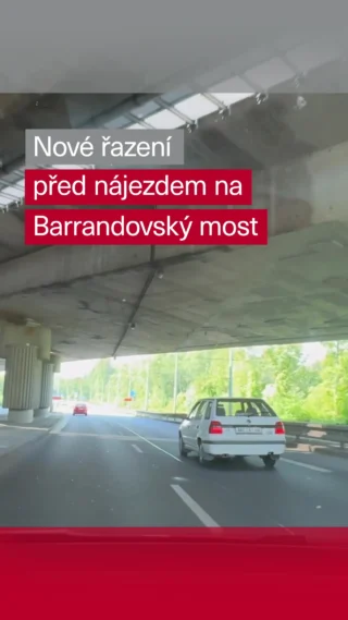 🚗 Míříte z centra na Barrandovský most? Pozor na změnu řazení v Modřanské ulici.

Nově je před nájezdem na Barrandovský most možné odbočit na most ze dvou jízdních pruhů. Díky výraznému zkrácení buspruhu je nyní prostřední pruh před křižovatkou určen pro všechna vozidla, což by mělo pomoci rychlejšímu odjezdu kolon a zlepšit plynulost dopravy v celé oblasti.

⚠️ Nadále však platí:
➡️ pravý pruh při příjezdu od Branické slouží pro směr do Modřan,
➡️ levý pruh je určen pro směr na Barrandovský most,
➡️ do prostředního pruhu mohou běžná vozidla zařadit až přibližně 60 metrů před křižovatkou.

Změnu umožnilo převedení několika autobusových linek na Dvorecký most, díky čemuž již není potřeba zachovat původní délku buspruhu.

🎥 Ve videu se můžete podívat, jak novým uspořádáním projet.

Věříme, že si řidiči na nové uspořádání rychle zvyknou a přispěje k plynulejší dopravě nejen v Modřanské ulici, ale i v navazujících křižovatkách.

#TSK #modranska #barrandovskymost
