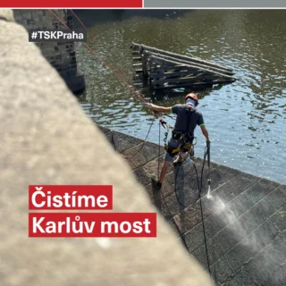 🧗‍♂️ Horolezec na Karlově mostě? Ne, to není nová turistická atrakce.

Zatímco většina lidí obdivuje jeho krásu z mostovky, naši specialisté se v těchto dnech pohybují na lanech pod mostem. Pokračuje totiž plánovaná očista pláště a pilířů Karlova mostu od náletové zeleně, řas a další vegetace, která by mohla historickému zdivu postupně škodit.

Práce probíhají pod dohledem restaurátorů a s maximální šetrností. Využívá se ruční čištění, voda s řízeným tlakem, kartáče i tradiční materiály pro opravy spár tak, aby byla zachována historická hodnota této jedinečné památky.

A to nejlepší? Veškeré práce probíhají bez omezení provozu na mostě a bez dopadu na turistickou sezónu.

👀 Podívejte se na aktuální fotografie z míst, kam se běžný návštěvník Karlova mostu jen tak nepodívá.

#TSK #KarluvMost