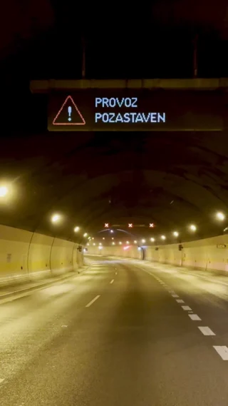 🌙 Co se děje v tunelech, když se v noci spustí závory a rozsvítí červená?

Tentokrát vás vezmeme do tunelového komplexu Blanka, konkrétně do Dejvického a Brusnického tunelu, kde během noční uzavírky probíhalo mytí a čištění.

🚿 Pravidelná údržba je důležitou součástí bezpečného provozu. A i když jsou noční uzavírky často spojovány právě s mytím tunelů, ne vždy je jejich důvod stejný. Někdy se provádí servis a výměna technologií, jindy opravy vozovky, kontrolní zkoušky nebo další práce, které za běžného provozu jednoduše nejde udělat.

🎥 Tentokrát vám proto dáváme nahlédnout do zákulisí toho, co se v tunelech děje ve chvíli, kdy je řidiči musí na několik hodin opustit.

#TSK #tunely #blanka #udrzba