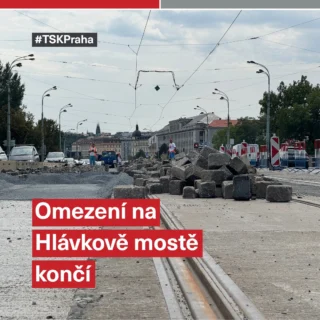 🚧 Poslední prázdninový den skončí práce na Hlávkově mostě.

Během letních měsíců jsme zde pracovali na zesílení zákrytových desek mezi historickou částí mostu z roku 1911 a novější konstrukcí z roku 1962. Důvodem byl jejich stavební stav a korozní oslabení, které bylo potřeba řešit dříve, než by si vyžádalo mnohem rozsáhlejší zásah.

Místo kompletní demontáže tramvajového tělesa jsme zvolili technické řešení, které umožnilo stávající konstrukci zesílit novou železobetonovou vrstvou. Díky tomu se podařilo výrazně zkrátit dobu prací i souvisejících omezení.

Termín realizace nebyl náhodný. Práce jsme naplánovali na období letních prázdnin, kdy je dopravní zatížení nižší, a zároveň jsme je koordinovali s dalšími významnými stavbami v centru Prahy.

#TSK #hlavkuvmost