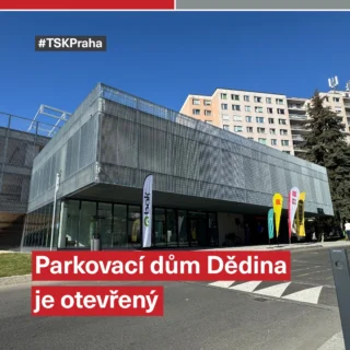 🅿️ Dědina má nový parkovací dům.

V Praze 6 jsme v úterý slavnostně otevřeli nový parkovací dům s kapacitou téměř 290 parkovacích míst, který pomůže nahradit část stání zrušených při výstavbě tramvajové trati na Dědinu.

Slavnostního otevření se zúčastnili zástupci hlavního města Prahy, městské části Praha 6 i Technické správy komunikací. Za TSK byl přítomen generální ředitel Filip Hájek, pod jehož vedením bude TSK celý objekt také provozovat.

Nový parkovací dům nabízí tři nadzemní podlaží, částečně zapuštěný suterén, stání na střeše i místa určená pro elektromobily. Součástí projektu je také nový veřejný prostor a zázemí pro budoucí komunitní aktivity.

Tím ale rozhodně nekončíme!

Praha dlouhodobě hledá způsoby, jak rozšiřovat možnosti parkování zejména na sídlištích a v lokalitách, kde je o parkovací místa největší zájem. Dědina je dalším krokem tímto směrem a už nyní připravujeme další projekty, díky kterým se budou moci Pražané i návštěvníci metropole dočkat nových parkovacích kapacit i v dalších částech města.

#TSK #dedina #parkovani #praha6