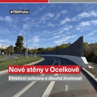 🔇 Nové protihlukové stěny mění podobu Černého Mostu.

Podél Ocelkovy ulice jsme dokončili výměnu dožitých protihlukových stěn, které zde sloužily od 80. a 90. let. Původní konstrukce už byly na hranici své životnosti, a tak je nahradilo moderní řešení, které bude okolní obyvatele chránit před hlukem dalších přibližně 40 let.

Nové stěny nejsou jen o akustickém komfortu. Součástí projektu jsou také prvky podporující zeleň, ochrana ptactva před kolizemi, vyšší přehlednost prostoru i jednodušší údržba. Výsledkem je bezpečnější, funkčnější a zároveň příjemnější prostředí pro obyvatele sídliště.

🌿 Na jedné ze stěn vznikl systém pro popínavou zeleň, druhá využívá transparentní skleněné výplně, které zachovávají přehlednost podél frekventované pěší trasy.

Projekt navazuje také na nedávné doplnění veřejného osvětlení v lokalitě. Krok za krokem tak společně s Prahou 14 zlepšujeme veřejný prostor na Černém Mostě.

#TSK #CernyMost #Praha14